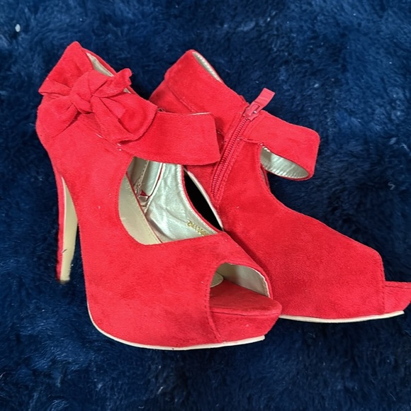 Ollio Red High Heel Pump With Vintage Style Ribbon - Picture 3 of 5